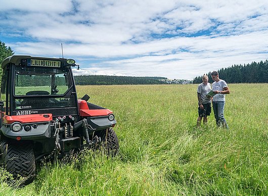 Gemeinwohlprämie ©werk2-photografie/Stefan Weigelt 2 Männer beraten sich auf dem Feld